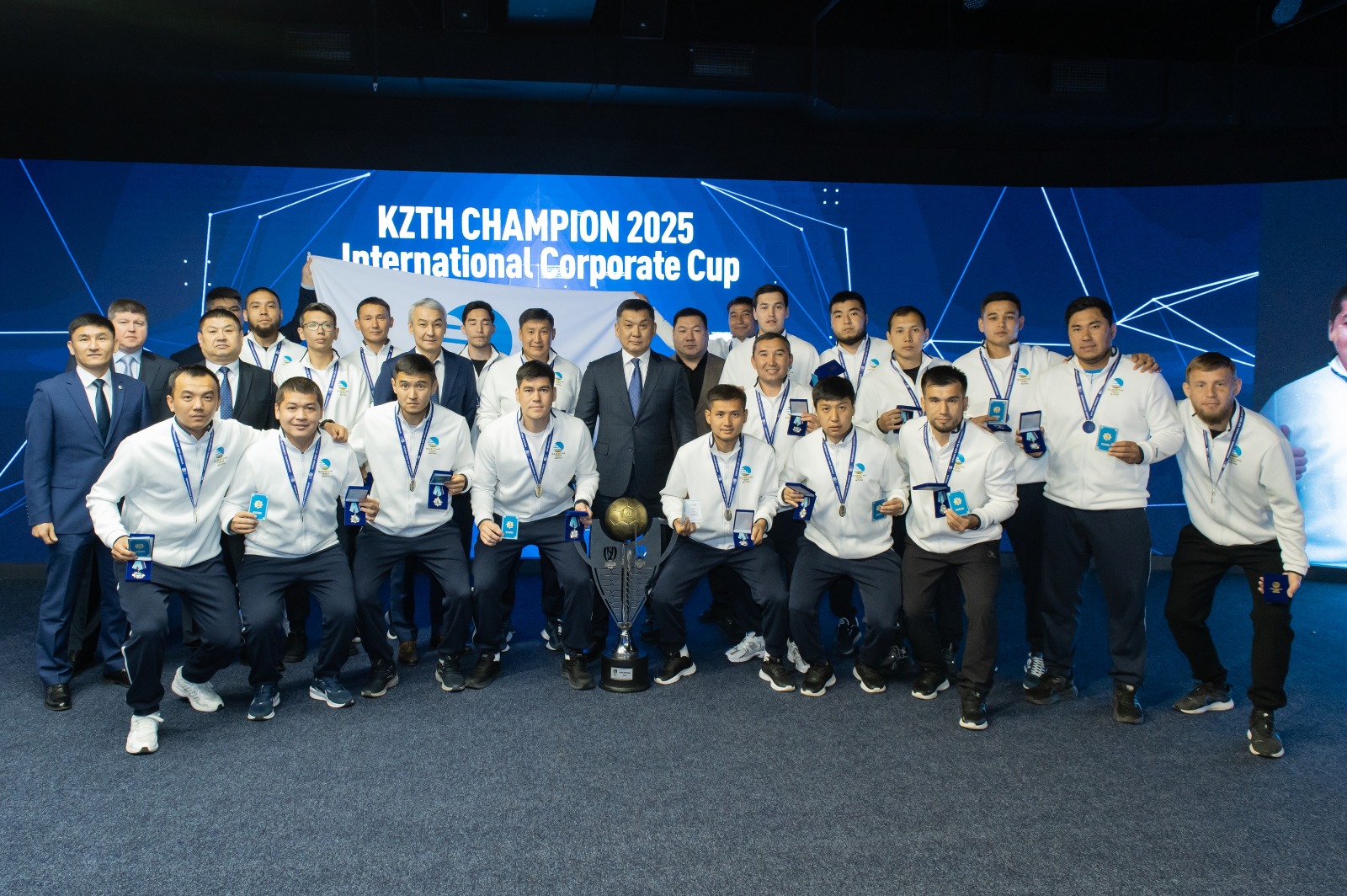 Глава КТЖ наградил команду футболистов-победителей на престижном Международном корпоративном кубке