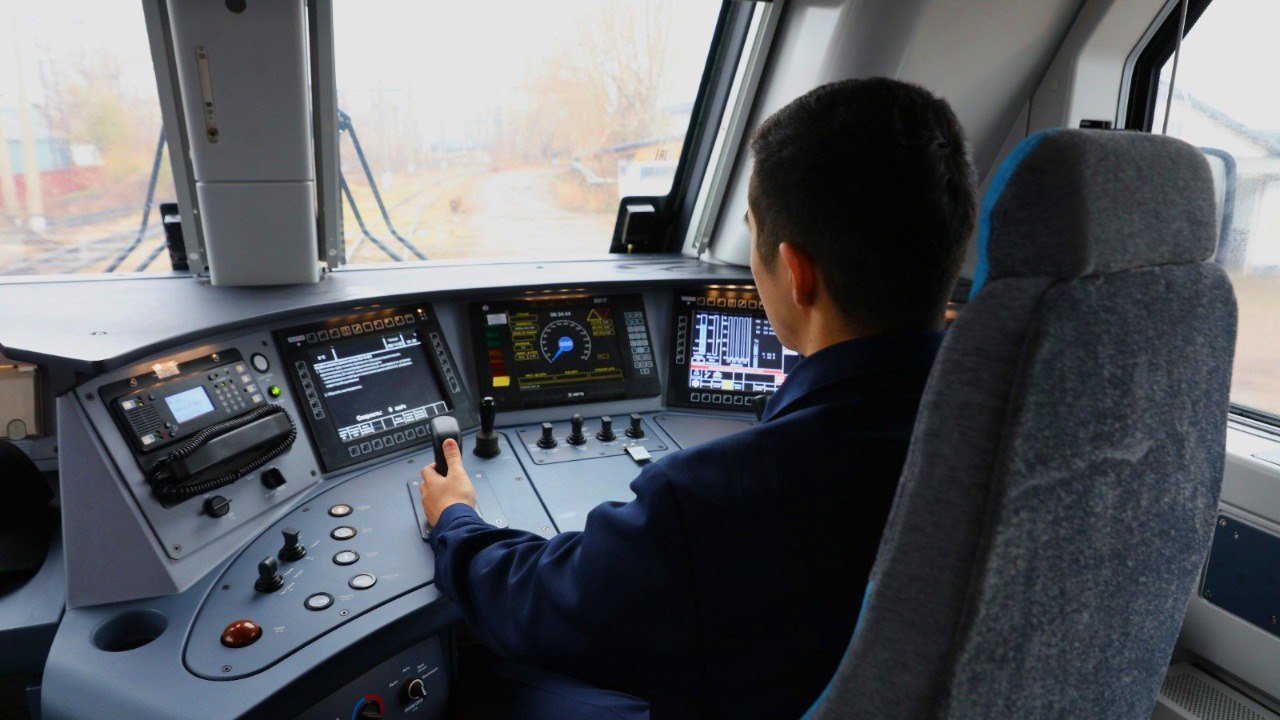 КТЖ увеличило приём помощников машиниста в связи с ростом грузоперевозок