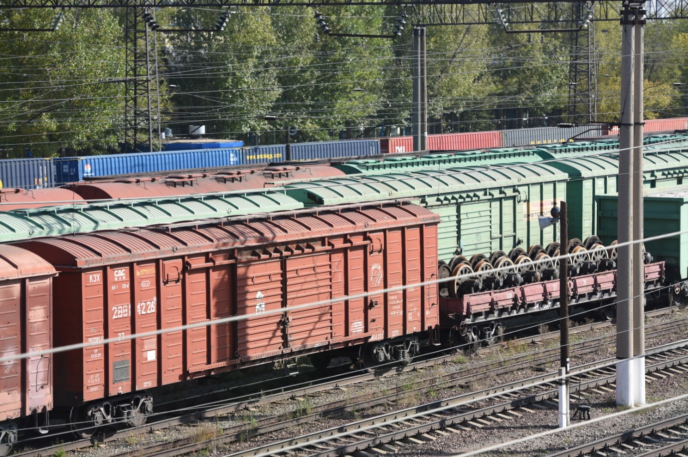 КТЖ призывает родителей провести беседы с детьми о правилах безопасности вблизи железной дороги