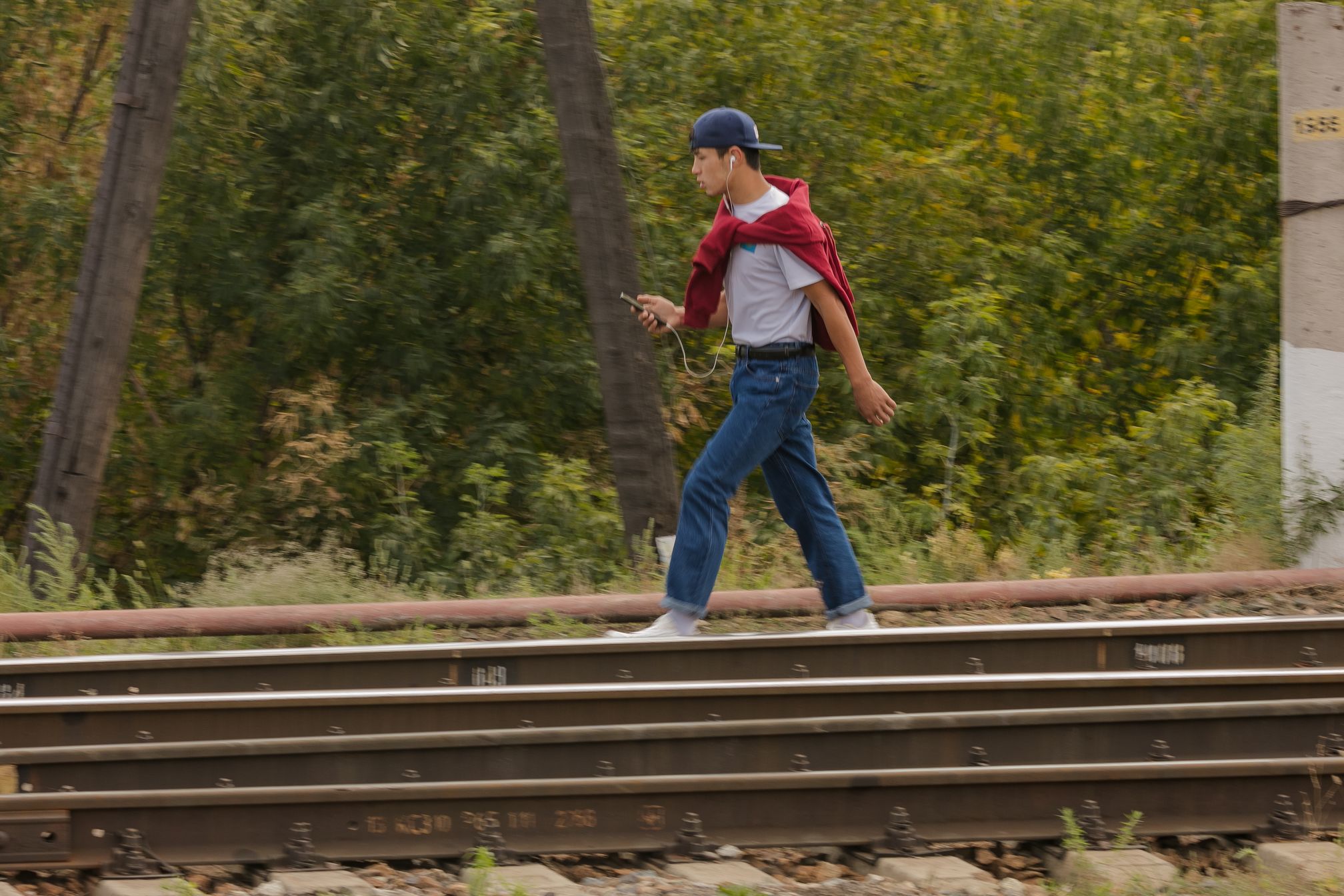 ҚТЖ усиливает меры безопасности: внимание к детям у железной дороги