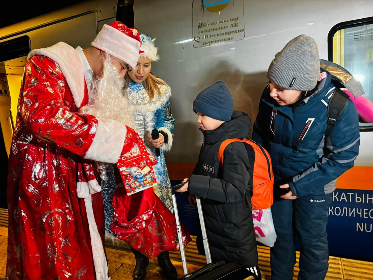 Ұлттық тасымалдаушы пойыздарында Аяз ата мен Ақшақар жас жолаушыларды келе жатқан Жаңа жылмен құттықтауда
