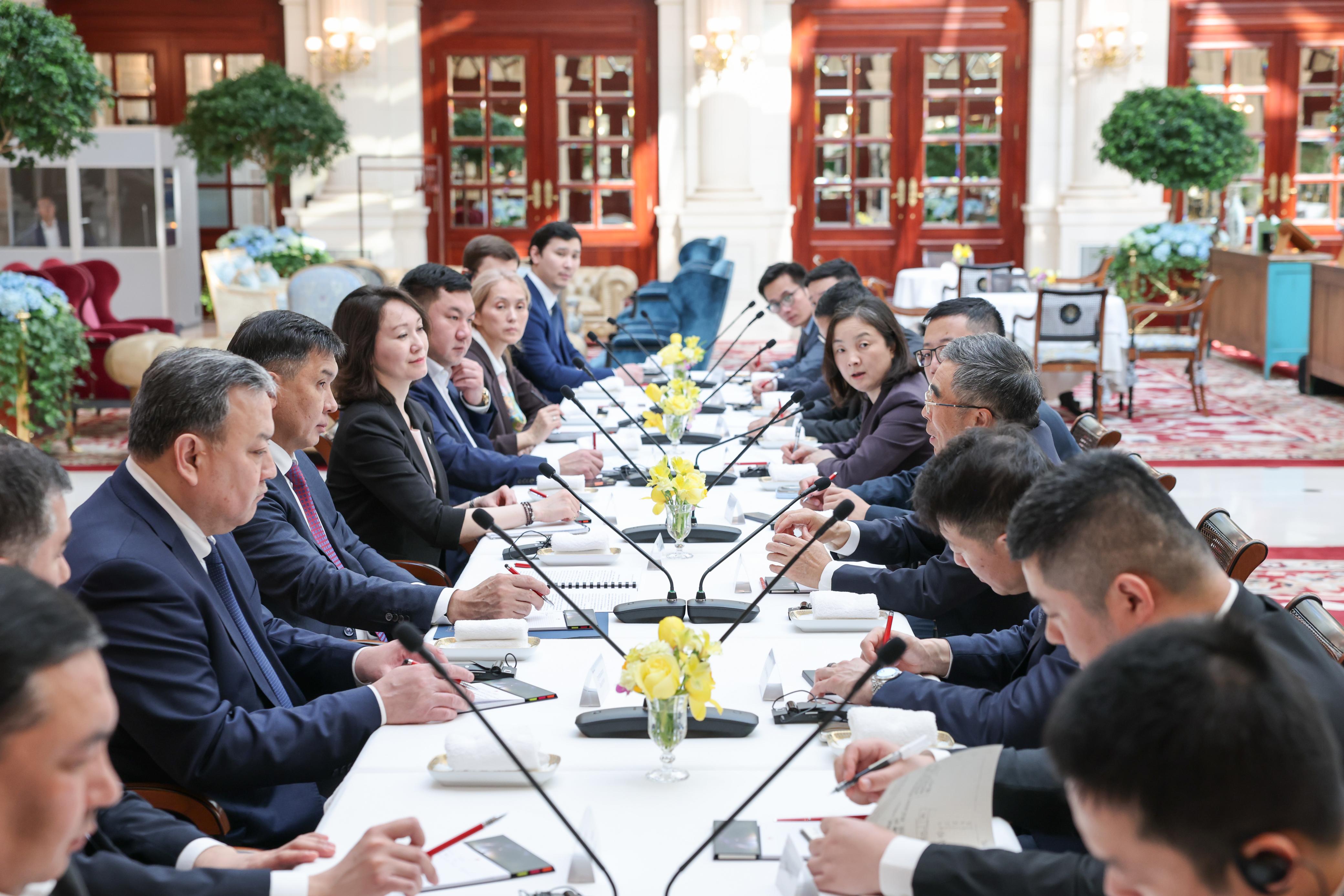 КТЖ и Huawei обсудили внедрение передовых технологий с применением ИИ в железнодорожные перевозки