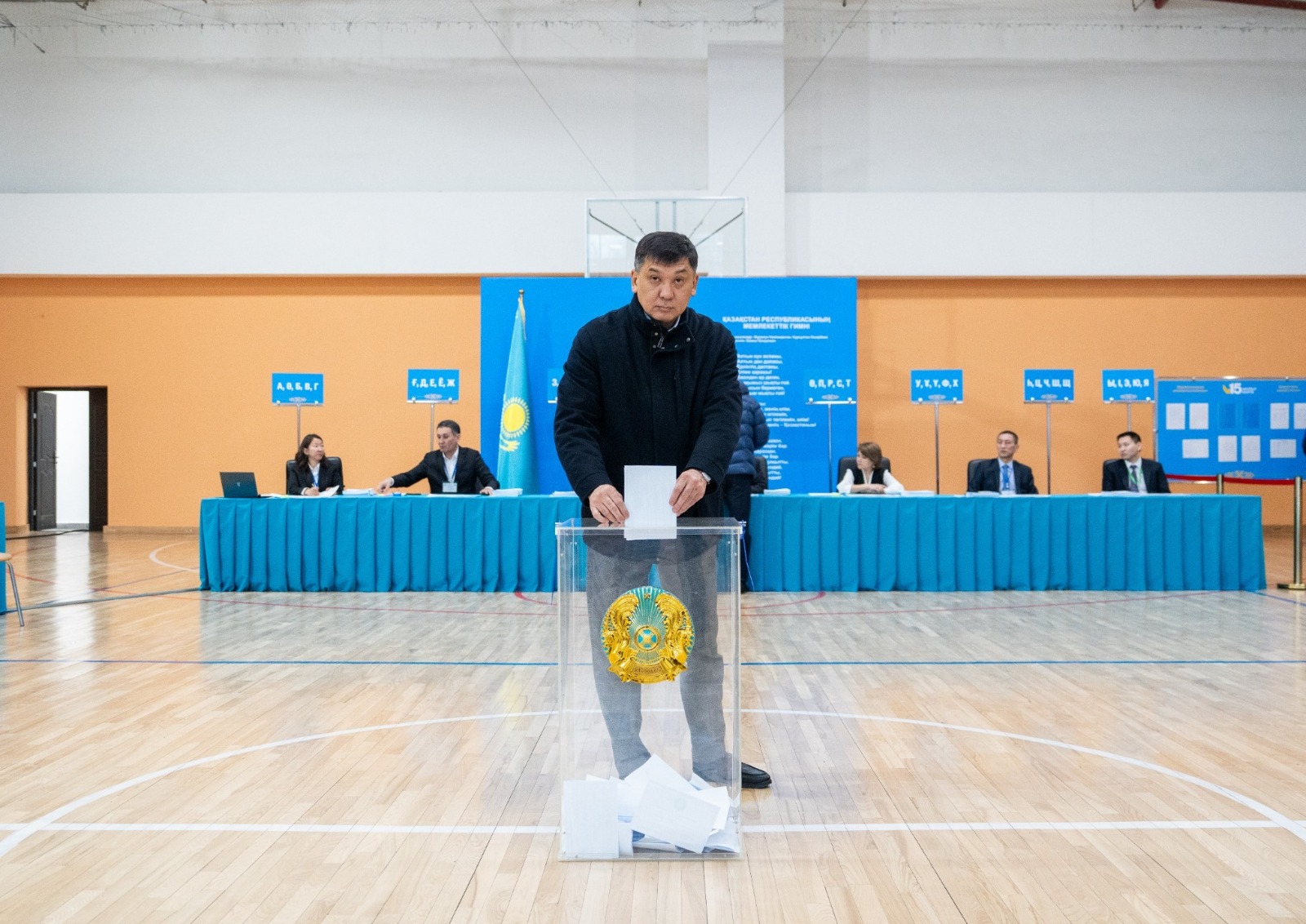 Глава КТЖ проголосовал на рабочем месте