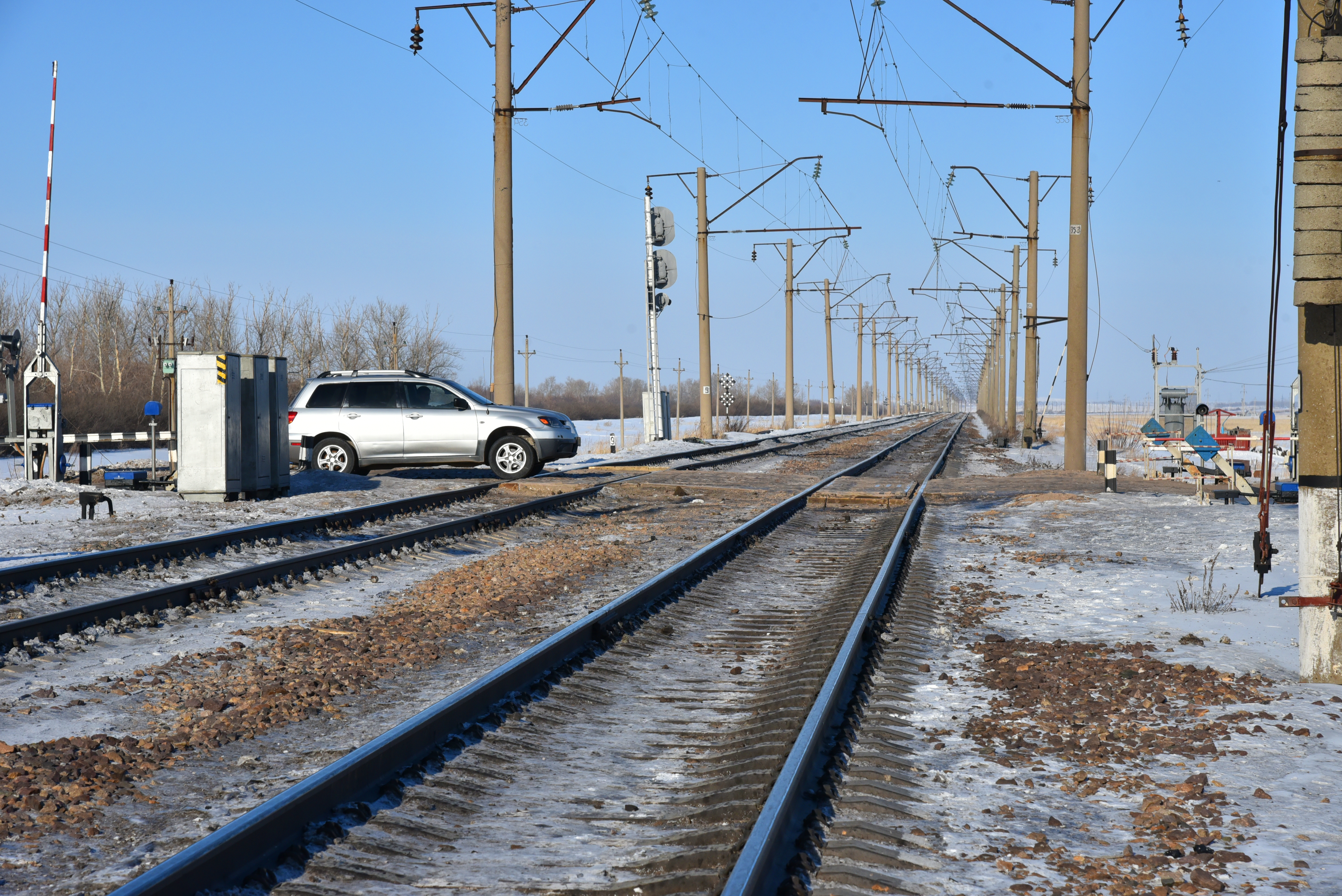 ҚТЖ темір жол өткелдерінде жүру ережелерін бұзғаны үшін жауапкершілікті қатаңдатуға ниетті