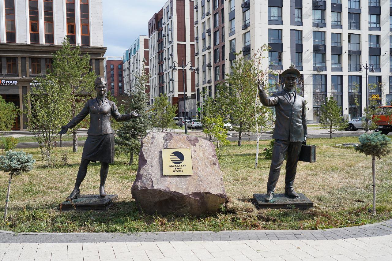 Bronze sculptures - symbols of railway professions decorated the capital's square